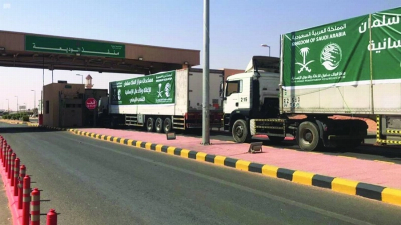 الشاحنات السعودية تمر من معبر الوديعة