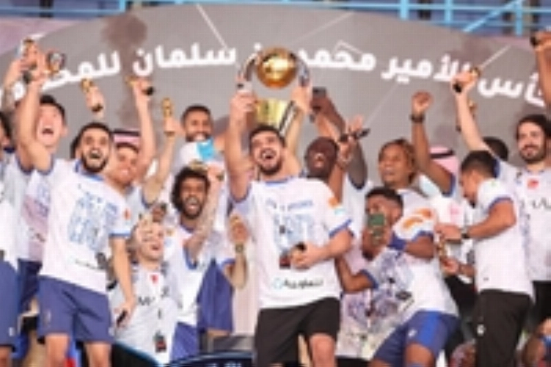جانب من تتويج الهلال بكأس النسخة الاستثنائية لدوري محمد بن سلمان للمحترفين