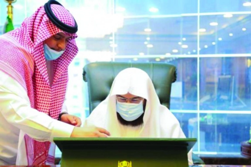 عبدالرحمن السديس خلال التدشين (مكة)