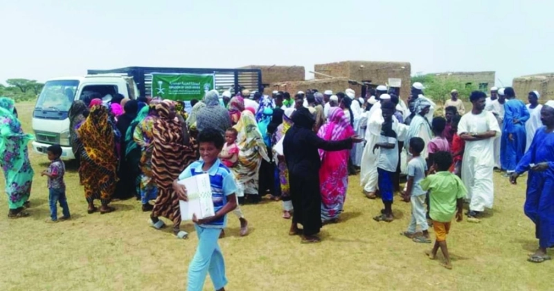 توزيع التمور والسلال الغذائية في السودان (واس)