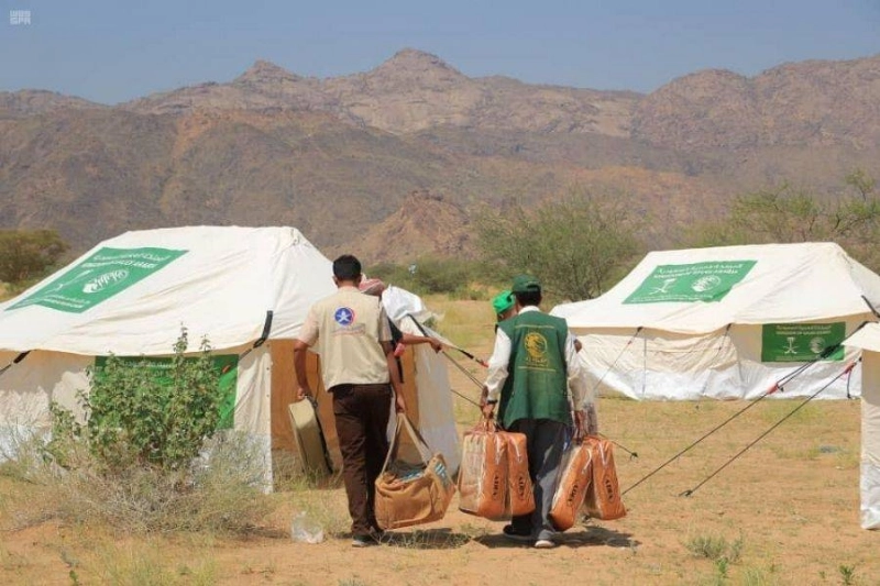 أعضاء المركز يحملون مواد إغاثية في مأرب (واس)