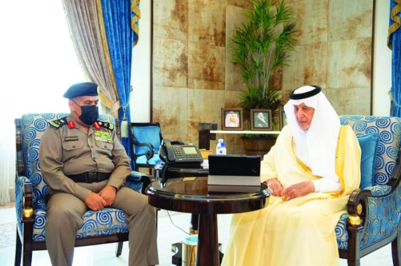 خالد الفيصل وعيد العتيبي خلال إطلاق المنصة (مكة)
