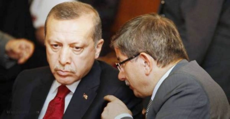 أوغلو يتحدث لإردوغان في مناسبة سابقة (مكة)