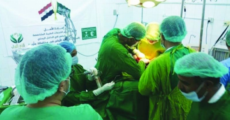 إحدى العمليات الجراحية لمركز الملك سلمان للإغاثة (واس)