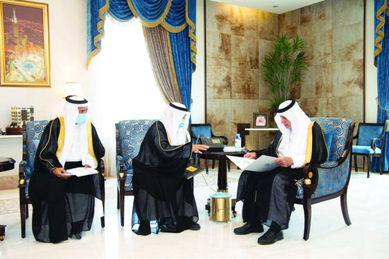 خالد الفيصل لدى استقباله أحمد الفهيد وفيصل بن كدسة (مكة)