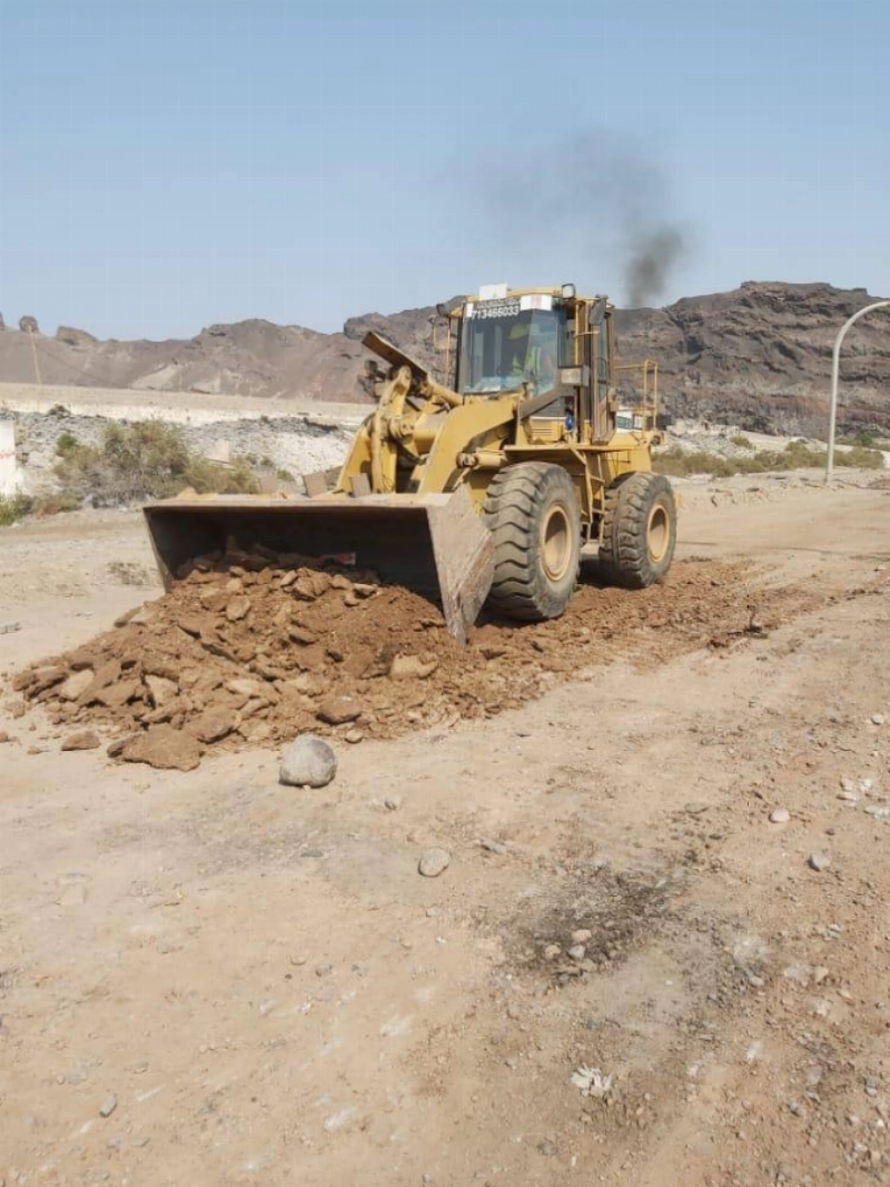 محافظ العاصمة عدن يضع حجر الأساس لأربعة من مشاريع الطرق