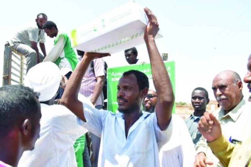 سودانيون يحملون التمور السعودية