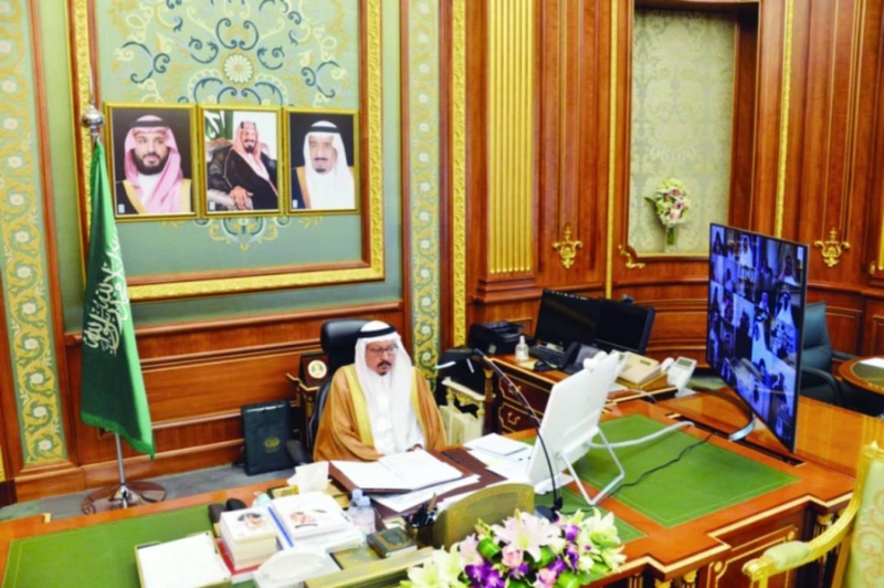 عبدالله المعطاني خلال ترؤسه الجلسة أمس (مكة)