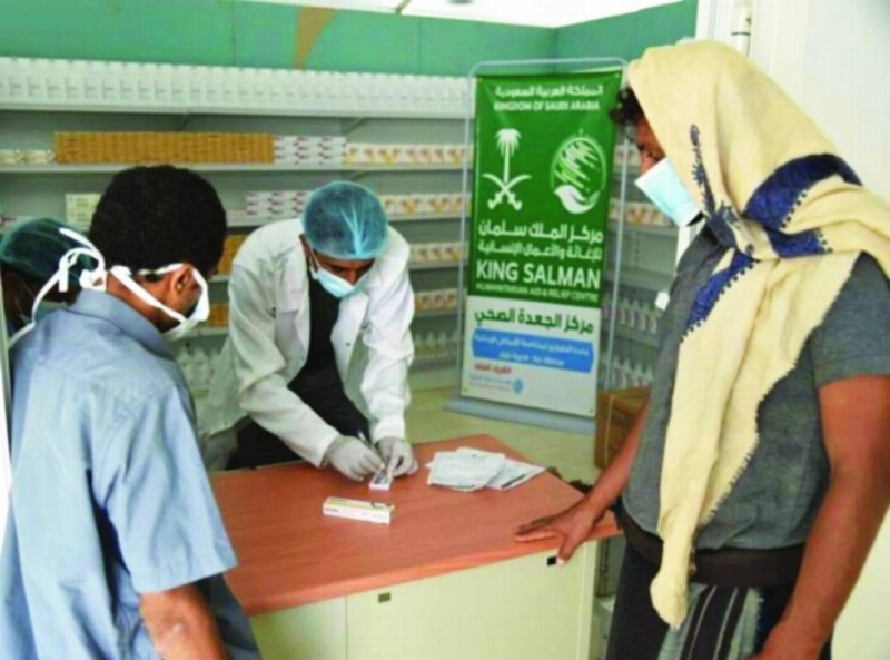 طبيب من مركز الملك سلمان يصف العلاج لمريض يمني (واس)
