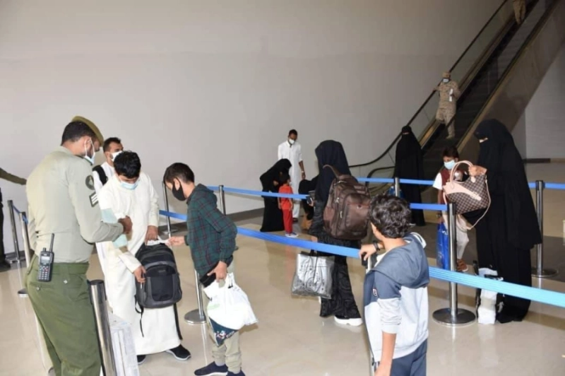 اليمنيون ومرافقوهم لدى وصولهم إلى سقطرى (مكة)