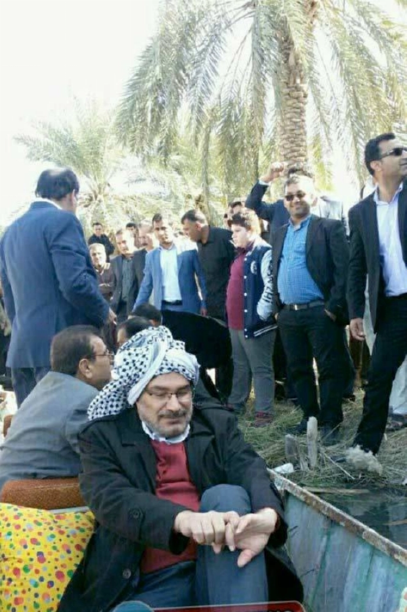 علي شمخاني في زي عربي