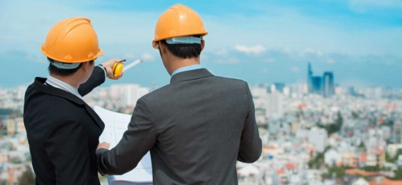 مهندسان خلال الإشراف على أحد المشاريع بالرياض
