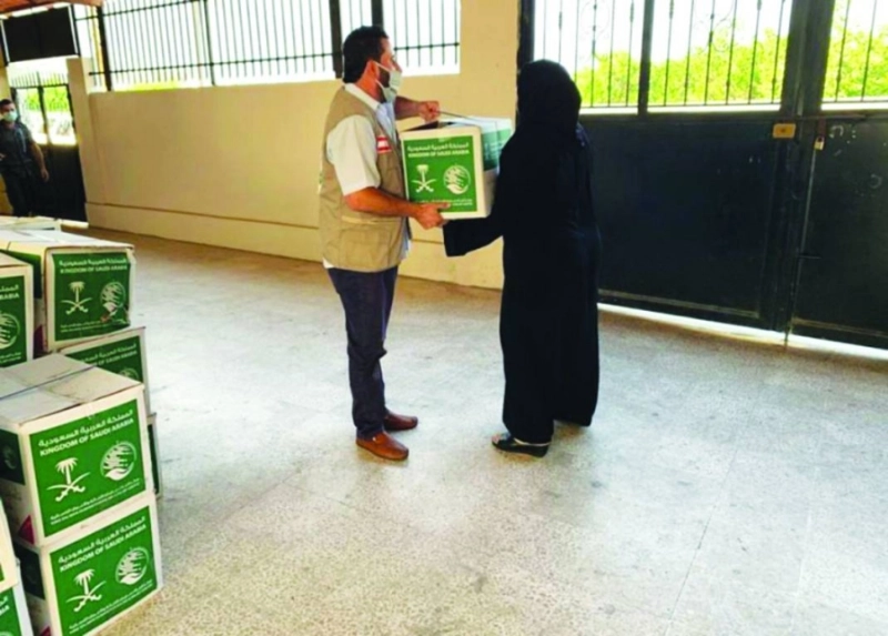 عملية توزيع السلال الغذائية في لبنان (واس)