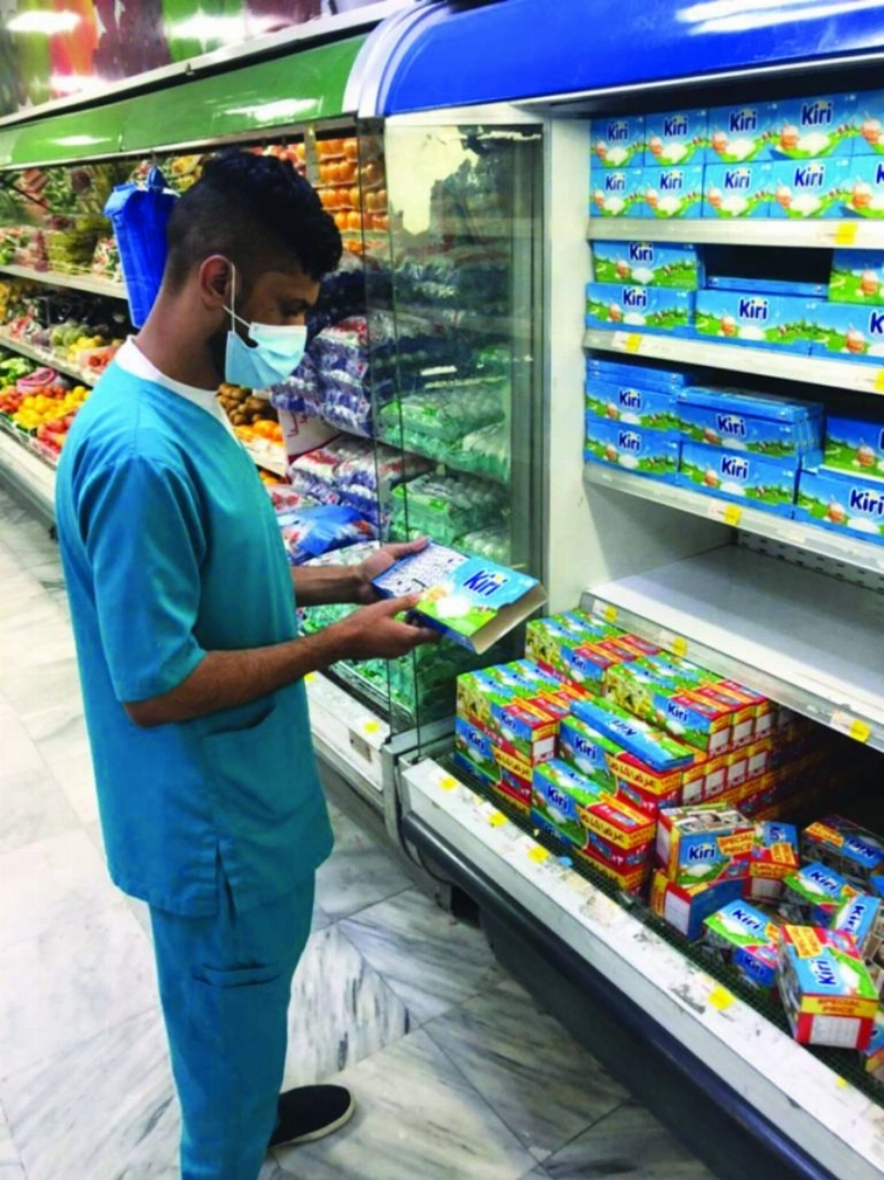 مراقب البلدية خلال ضبطه أجبانا تالفة (مكة)