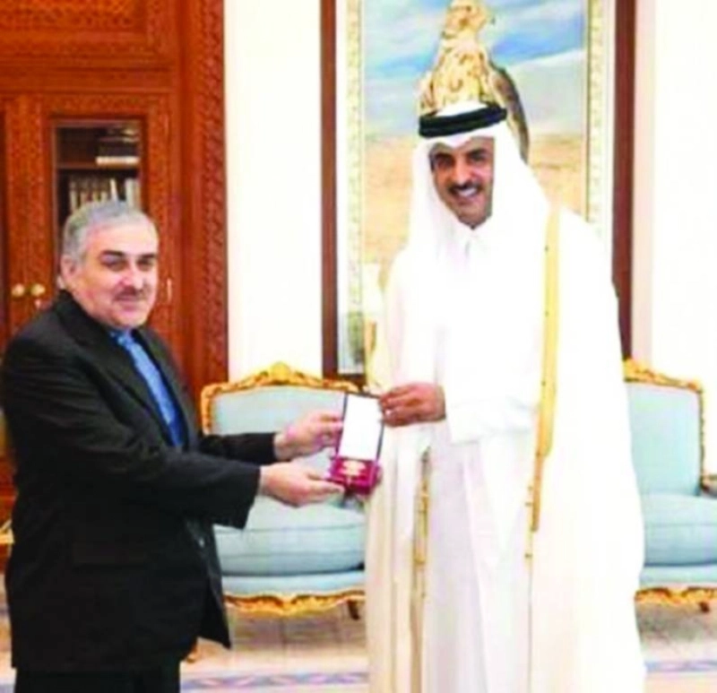 أمير قطر يهدي السفير الإيراني الوسام (مكة)