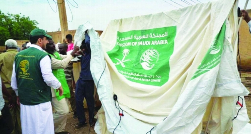 فريق المركز ينصب إحدى الخيام بالسودان