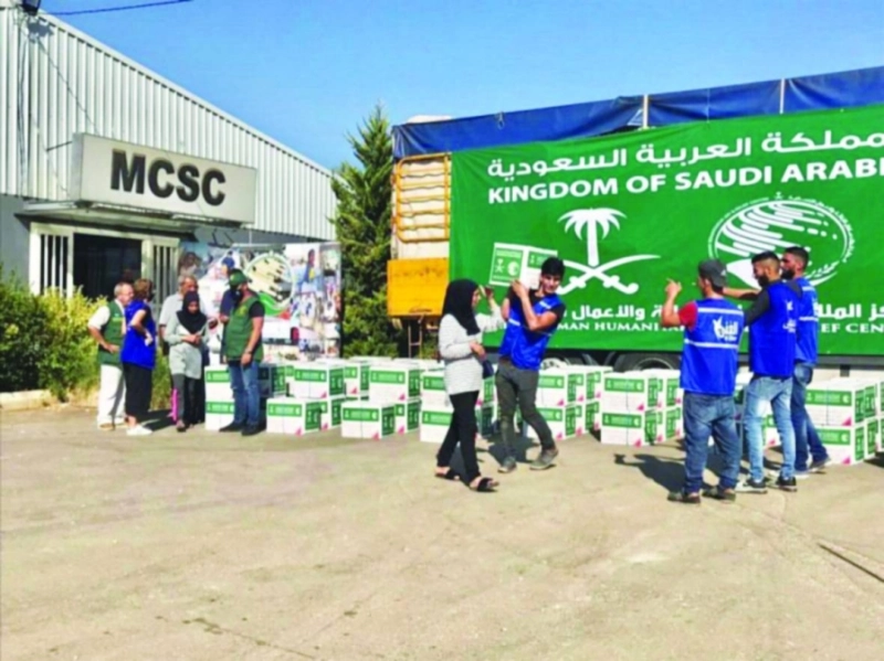 فريق مركز الملك سلمان يوزع السلال بلبنان (واس)