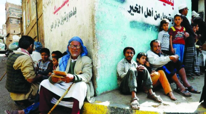 يمنيون في صنعاء ينتظرون الطعام أمام إحدى الجمعيات (مكة)