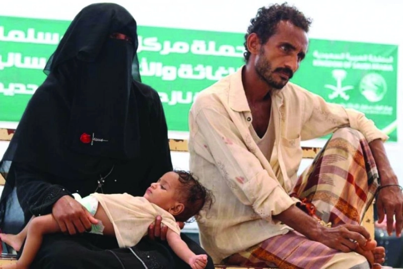 أسرة يمنية تنتظر خدمة طبية من مركز الملك سلمان