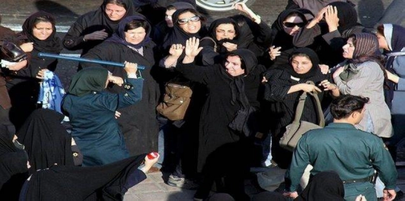 نساء إيرانيات يتعرضن للضرب (مكة)