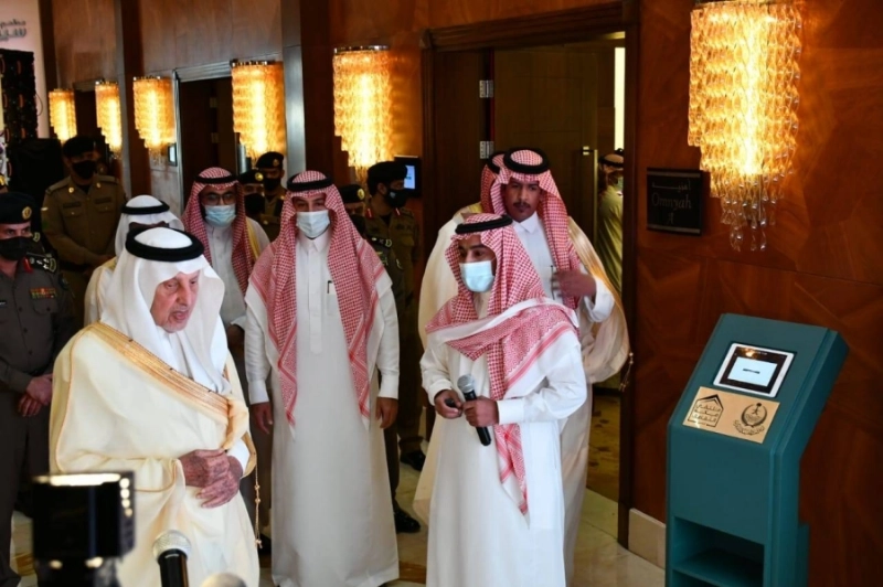 خالد الفيصل خلال تدشين المبادرة (مكة)