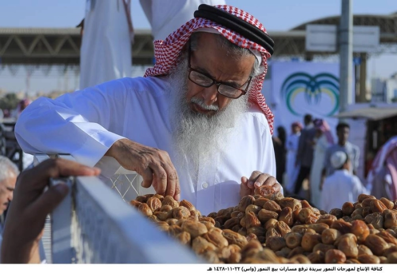 مسن ينتقي أنواعا من التمور (مكة)