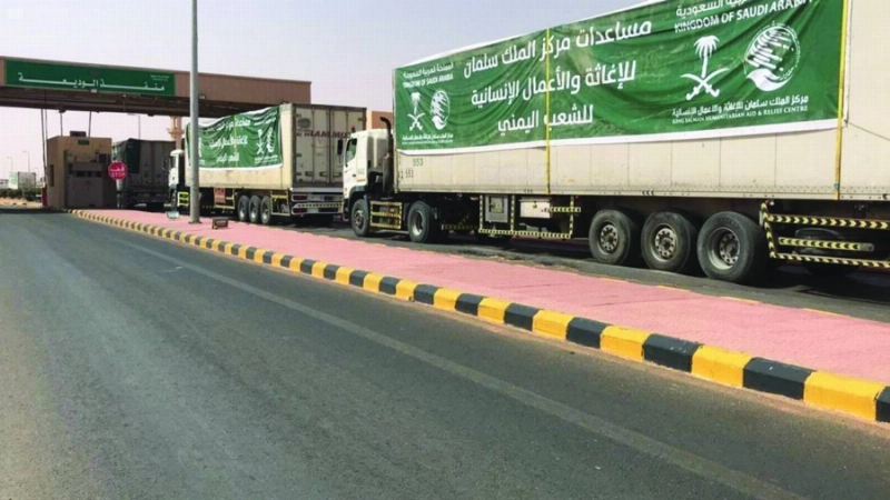 شاحنات سعودية تعبر منفذ الوديعة (واس)