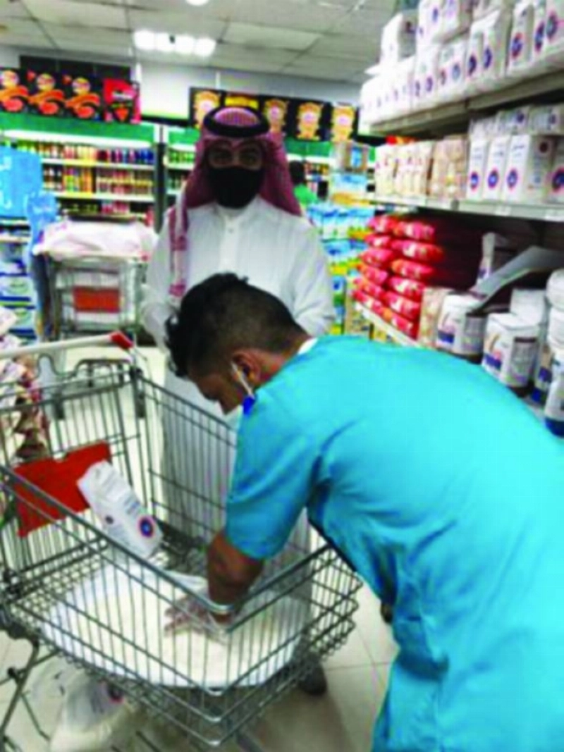 مراقب البلدية خلال ضبط الطحين التالف (مكة)