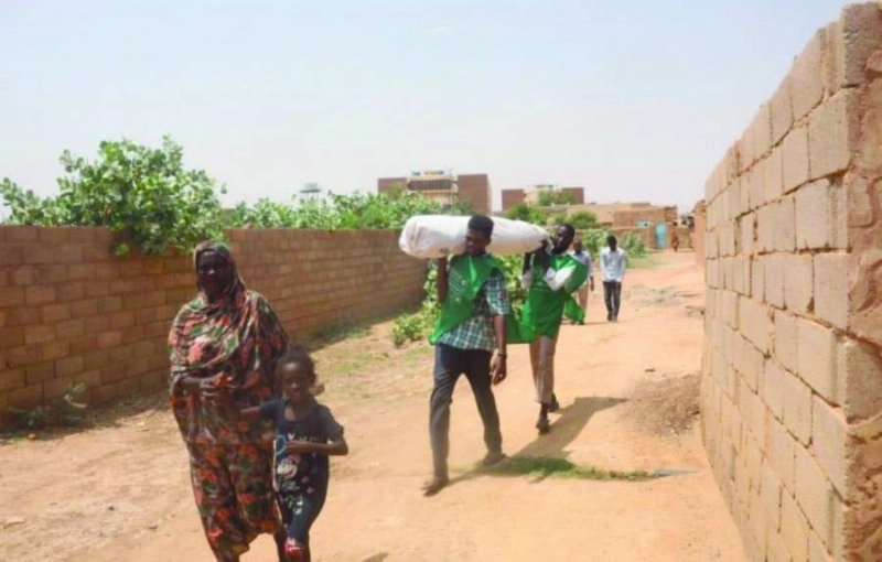 فريق مركز الملك سلمان يجهز مواد الإيواء للأسرة السودانية (واس)