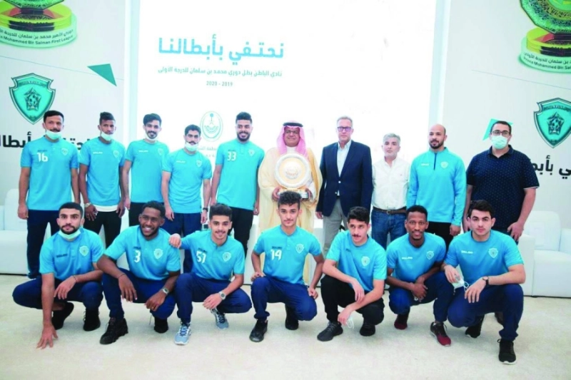 منصور بن محمد يتوسط لاعبي الباطن (إعلامي الباطن)