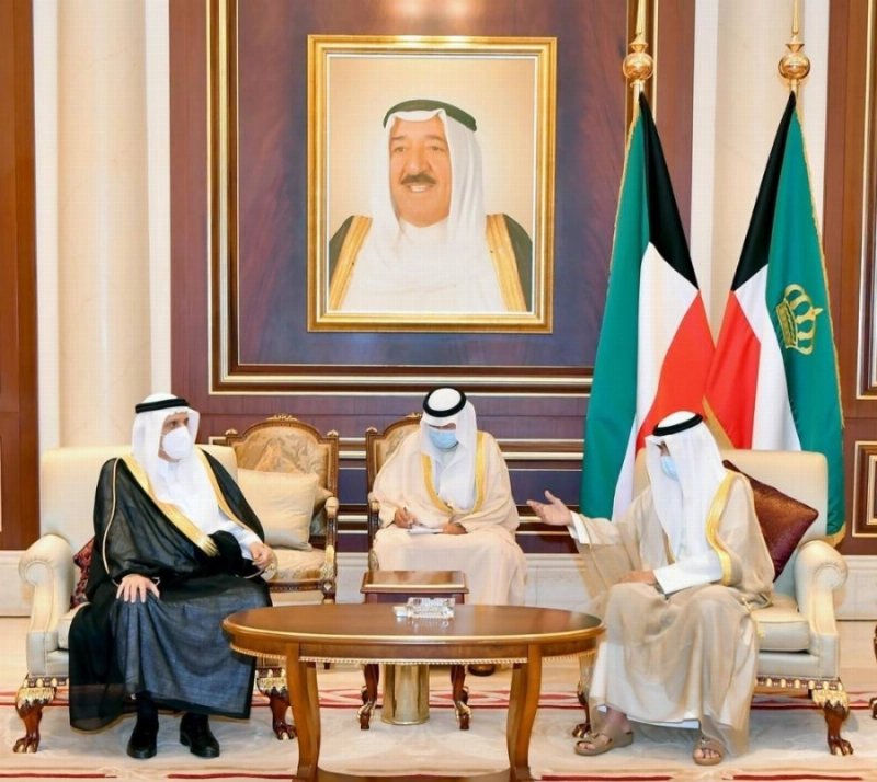الشيخ نواف الصباح لدى استقباله منصور بن متعب في الكويت أمس (واس)