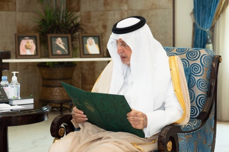 خالد الفيصل لدى تسلمه التقرير (مكة)