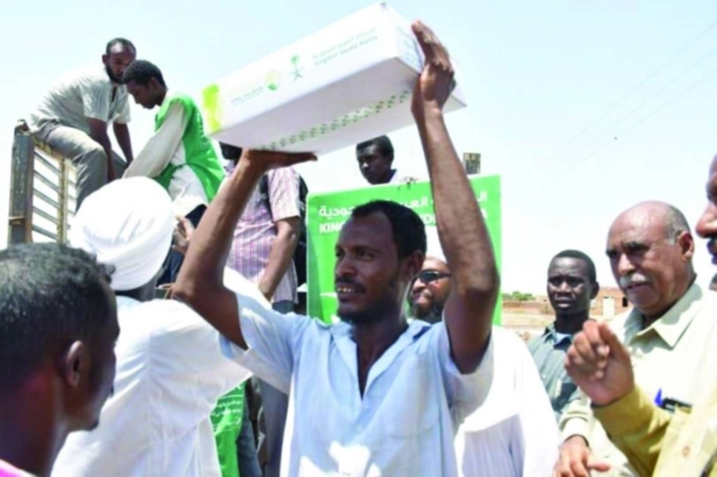 سودانيون يتسلمون هدية مركز الملك سلمان للإغاثة (واس)