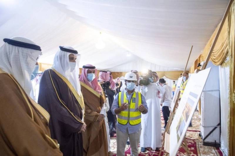 فيصل بن سلمان خلال زيارته التفقدية (مكة)