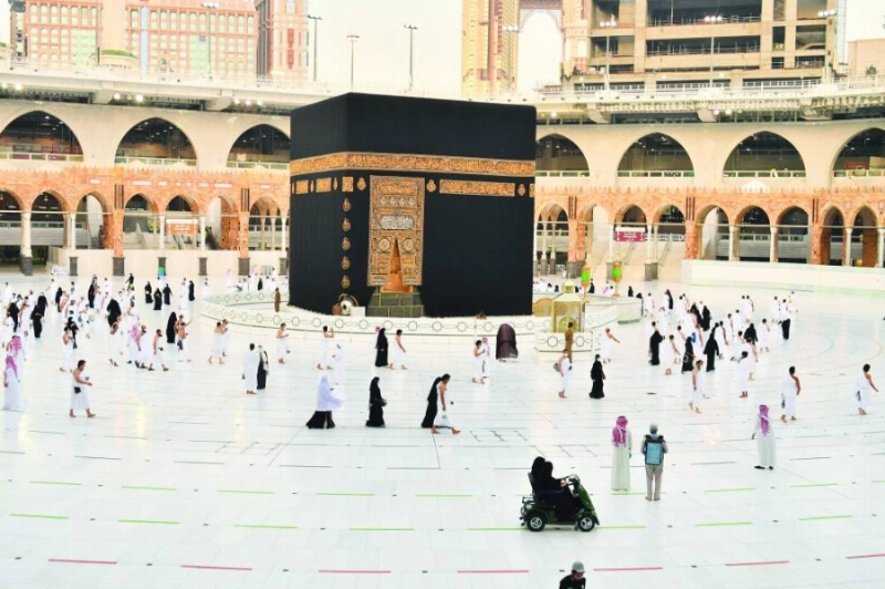 معتمرون يطوفون حول البيت العتيق (أنس الحارثي)