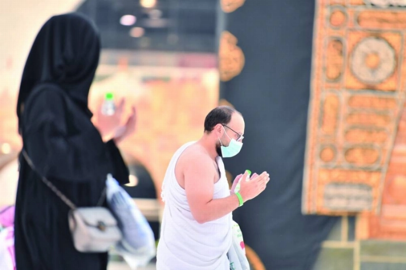 معتمرون يطوفون حول البيت العتيق (أنس الحارثي)