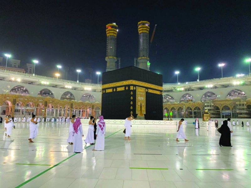 معتمرون يطوفون حول البيت العتيق (أنس الحارثي)