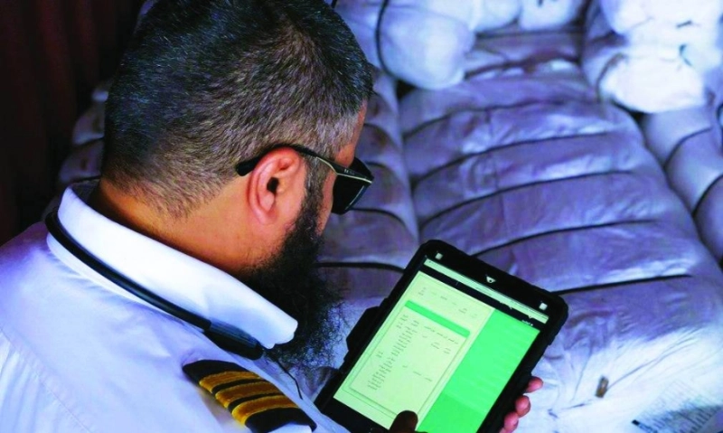 موظف أثناء استخدام فسح (الجمارك)