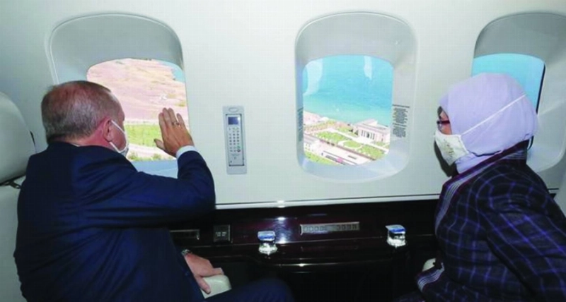 إردوغان وزوجته يلوحان على أحد قصوره (مكة)