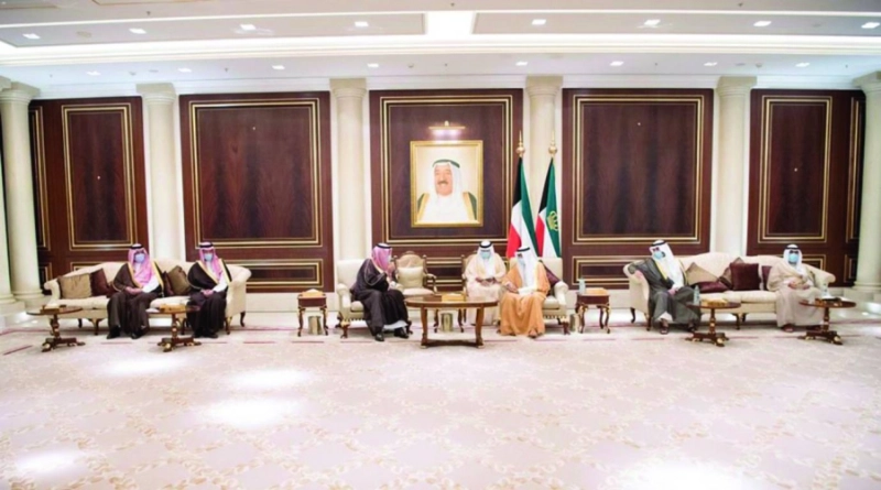 نواف الأحمد خلال استقباله الوفد السعودي (واس)