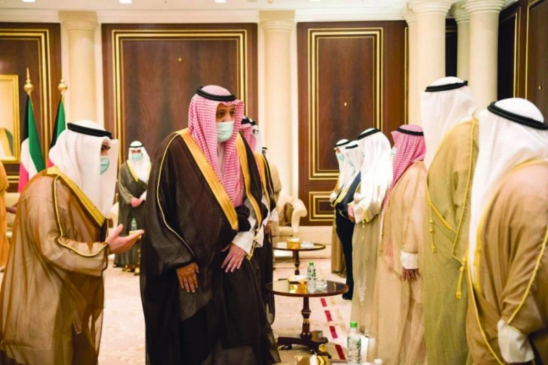 الوفد مقدما التعازي