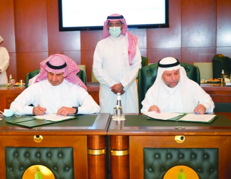 الخريف أثناء توقيع المذكرة (جامعة الملك عبدالعزيز)