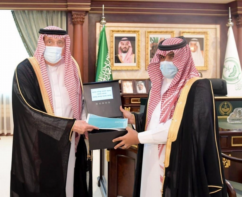محمد بن ناصر خلال تسلمه التقرير (مكة)