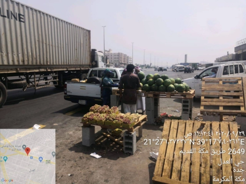 أمانة جدة تواصل حملتها على الباعة الجائلين وتصادر 7 أطنان من الفواكه والخضروات بنطاق الجنوب