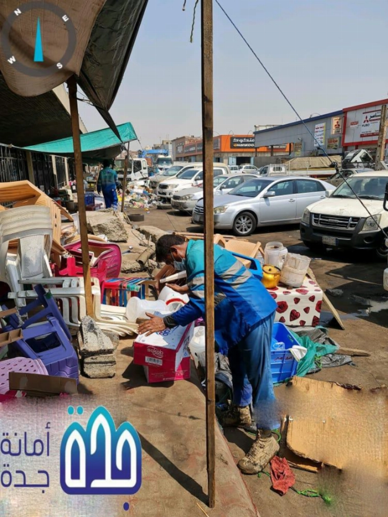 أمانة جدة تصادر بسط عشوائية أسفل جسر كيلو ثمانية