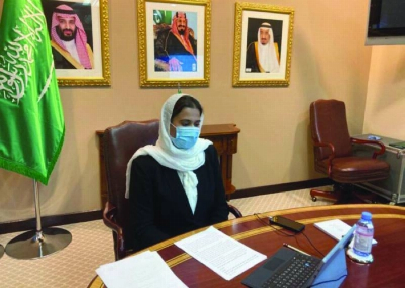 العمير أثناء مشاركتها في الاجتماع (واس)