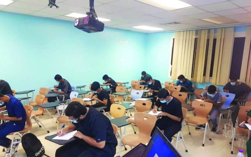 طلاب يؤدون اختبارا بإحدى القاعات الجامعية (مكة)