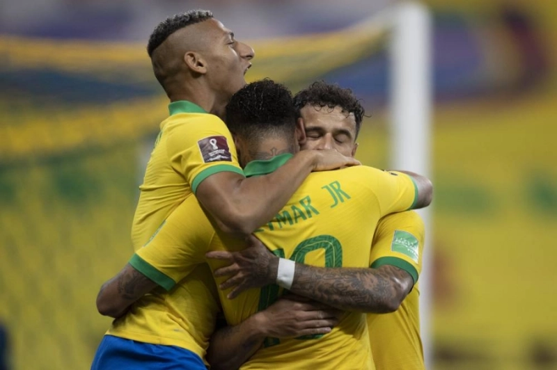 فرحة المنتخب البرازيلي بهدف كوتينيو أمس (د ب أ)