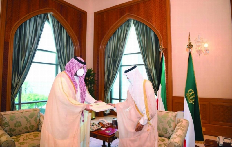 نواف الصباح يتسلم الرسالة لدى استقباله تركي بن محمد (واس)