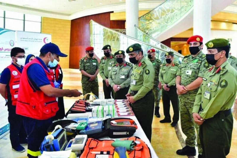 اليحيى لدى افتتاحه المعرض التوعوي للهلال الأحمر (مكة)